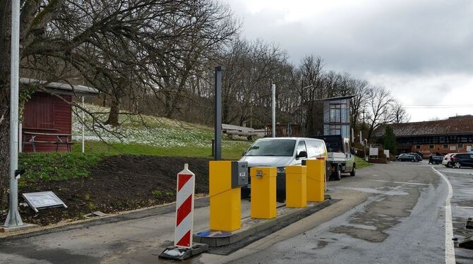 Eine Schranke steht künftig vor dem Parkplatz am Restaurant Achalm. FOTO: NIETHAMMER