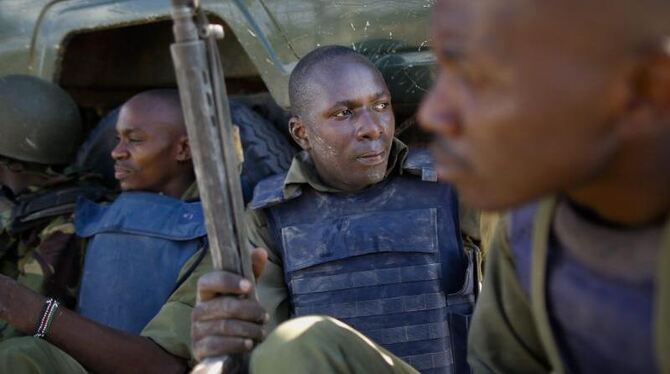 Erschöpfte kenianische Soldaten nach dem Kampf um die Universität von Garissa, wo Islamisten fast 150 Menschen ermordeten. Fo