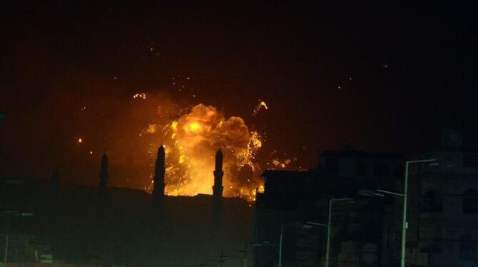 Bei einem Luftangriff auf Sanaa im Jemen explodiert ein Waffenlager. Foto: Jaber Ghurab