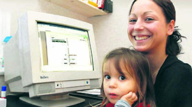 Anja Schwaiger im Glück: Die 21-jährige Mutter (mit Melina) hat eine Lehrstelle! Die Volksbank macht's möglich.
FOTO: ARCHIV