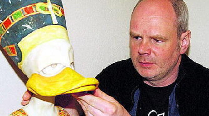 Lauter Originale nach berühmten Vorbildern, aber anders als man sie kennt: Ommo Wille mit der Büste der Nofretete.
FOTO: NIETHAMMER Lauter Originale nach berühmten Vorbildern, aber anders als man sie kennt: Ommo Wille mit der Büste der Nofretete.
FOTO: NIETHAMMER