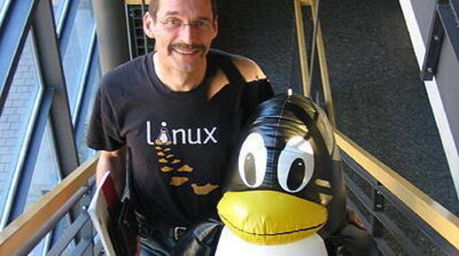 Gute Freunde: Ralf Allrutz von Science &amp; Computing und das Linux-Wappentier, der Pinguin Tux. GEA-FOTO: STEPHAN ZENKE
