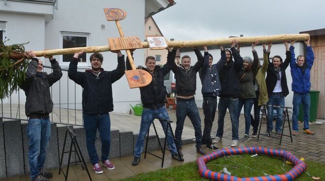Gleich steht der Meisterbaum in der Karl-Jaggy-Straße neben dem Polizeiposten in Mössingen.