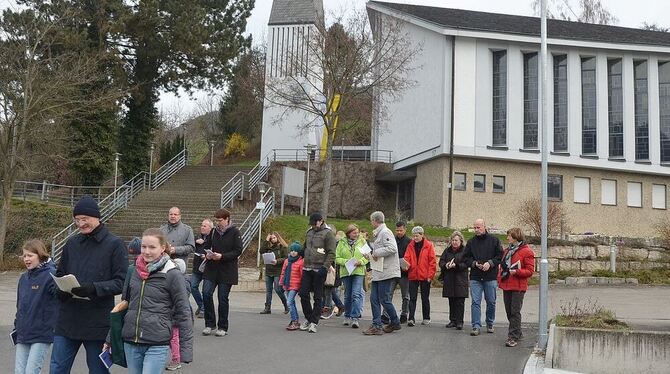 Start der Dettinger Teilnehmer am Emmausgang an der Kirche Maria zum guten Stein, die dieses Jahr fünfzig Jahre alt ist. FOTO: M Start der Dettinger Teilnehmer am Emmausgang an der Kirche Maria zum guten Stein, die dieses Jahr fünfzig Jahre alt ist. FOTO: M