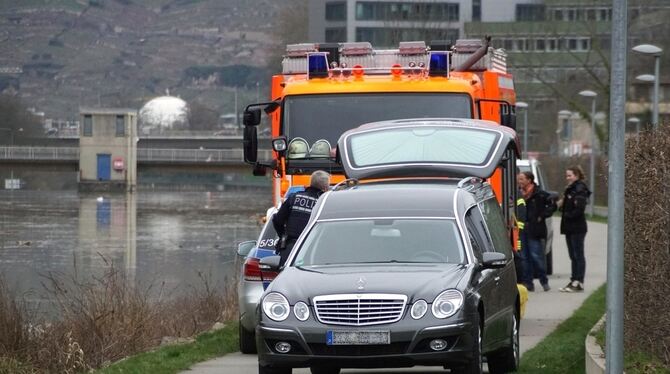 Rettungskräfte und ein Leichenwagen am Neckar in Esslingen.