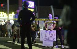 Demonstranten nach den Todesschüssen von Ferguson im vergangenen November. Nun hat es erneut tödliche Schüsse auf einen Schwa