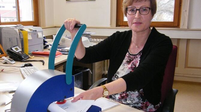 Jutta Koch, hier mit der notariellen Siegelpresse, wird nur noch bis Ende 2017 ihren Arbeitsplatz in Kirchentellinsfurt haben.