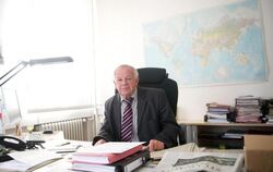 Kurt Schrimm, Leiter der zentralen NS-Fahndungstelle, an seinem Schreibtisch in Ludwigsburg. Foto: Daniel Naupold