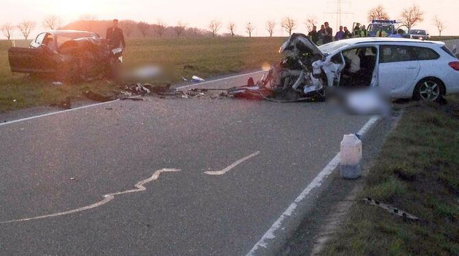 Bei einem schweren Unfall in der Nähe von Kupferzell (Hohenlohekreis) sind am 8. April 2015 zwei Menschen ums Leben gekommen. Na