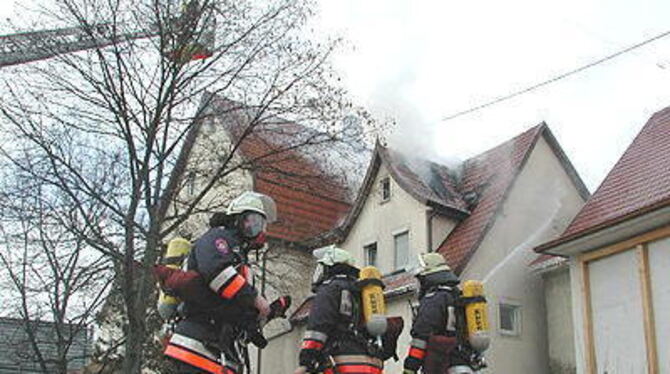 Dramatische Szenen am Metzinger Lindenplatz: Ein Dachstuhlbrand beschäftigte Feuerwehr, Polizei und Rotes Kreuz.
GEA-FOTO: EKS