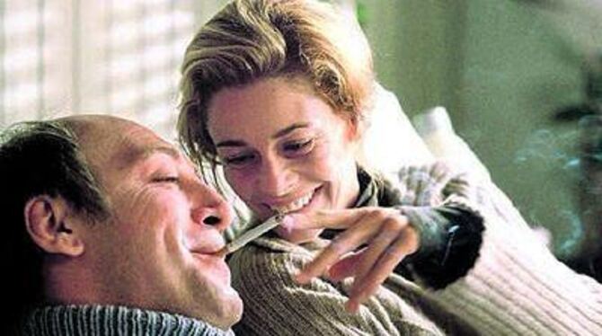 Julia (Belen Rueda) hilft Ramon (Javier Bardem) beim Zigarette rauchen - eine Szene aus »Das Meer in mir«
FOTO: DPA