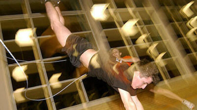 Akrobatische Kunstturn-Einlagen unterm Seil hindurch: Steven Stannard.
FOTO: NIETHAMMER