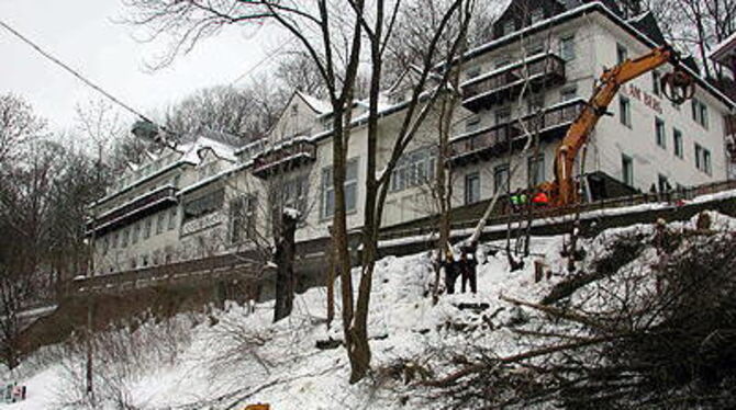 Gefällte Bäume geben den Blick aufs Hotel am Berg in Bad Urach frei.
GEA-FOTO: EKS
