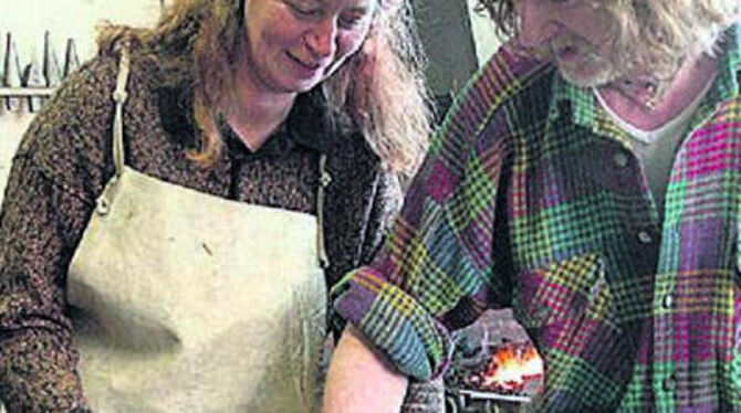 Ein Nagel von Lehrerinnen-Hand: Karin Wagner mit Schmied Rainer Veith.
FOTO: MSC
