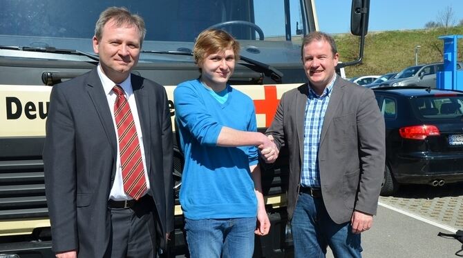 Ein junger Mann wird ernst genommen: DRK-Kreisgeschäftsführer Michael Tiefensee (links) und MdL Andreas Glück, Präsident des DRK