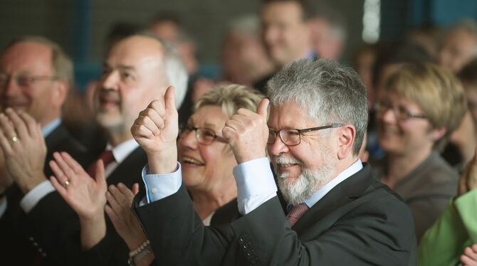 Eberhard und Heidemarie Wolf sind begeistert von den launigen wie hintergründigen Worten an die Abschiedsgemeinde von Pfarrer Wo