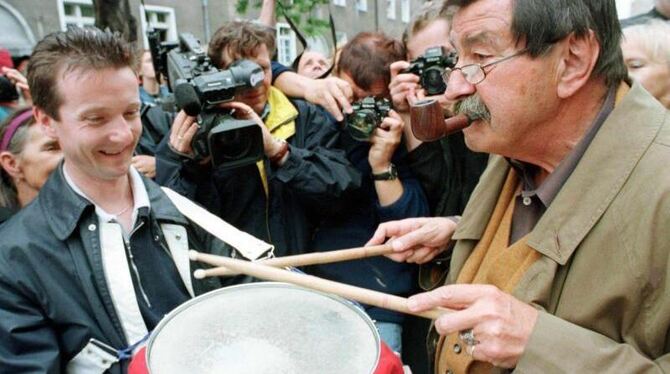 Blechtrommler: Günter Grass spielt vor seinem Elternhaus in Danzig bei einer Parade. Foto: Stefan Kraszewski Blechtrommler: Günter Grass spielt vor seinem Elternhaus in Danzig bei einer Parade. Foto: Stefan Kraszewski