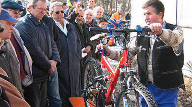 Fahrradversteigerung: Mit etwas Glück konnten die Besucher ein Schnäppchen machen.
FOTO: TS