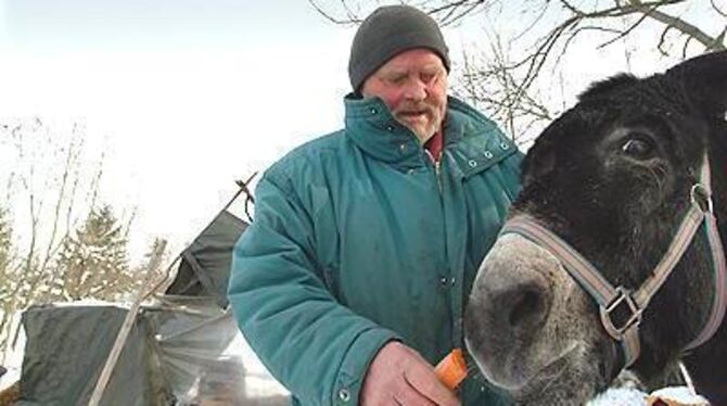 Bessere Zeiten für den obdachlosen Wilhem Becks und seinen Esel: Viele GEA-Leser wollen dem 61-Jährigen, der trotz grimmiger Kälte draußen schläft, mit Geld- und Sachspenden helfen.
FOTO: TRINKHAUS