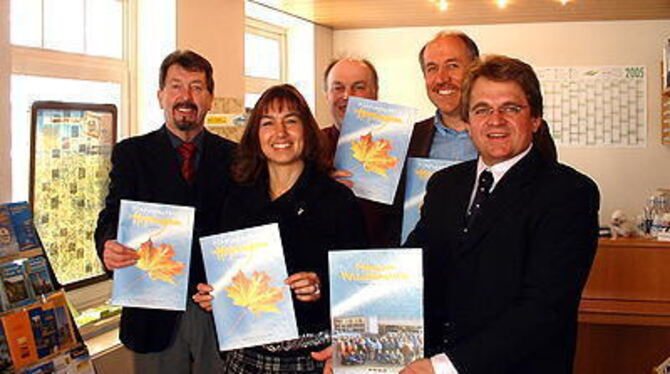 Freuen sich über den neuen Hayinger Stadt-Prospekt (v.l.): Bürgermeister Robert Riehle, Verkehrsamtsleiterin Elfriede Braunger, Franz Kloker und Johannes Tress vom Verkehrsverein sowie Paravan-Chef Roland Arnold.
FOTO: HÄUSSLER Freuen sich über den neuen Hayinger Stadt-Prospekt (v.l.): Bürgermeister Robert Riehle, Verkehrsamtsleiterin Elfriede Braunger, Franz Kloker und Johannes Tress vom Verkehrsverein sowie Paravan-Chef Roland Arnold.
FOTO: HÄUSSLER