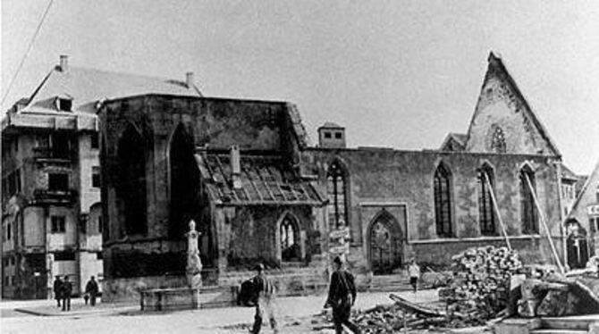 Es bleibt nichts als ein Gerippe: die Nikolaikirche am Ende des zweiten Weltkriegs von der Wilhelmstraße aus gesehen.
FOTO: STADTARCHIV REUTLINGEN