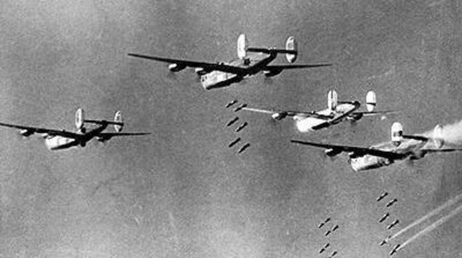 Amerikanische Bomber 1945 am Himmel über Deutschland. ARCHIVFOTO: DPA