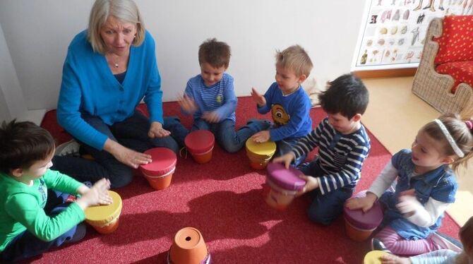 Trommeln im Kinderhaus Ohmstraße in Metzingen: eine Alltagsszene mit Kindern, die verschiedene Sprachen sprechen, deren Sprachfä