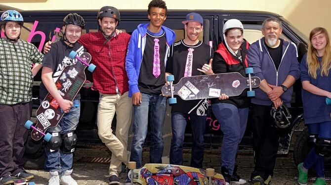 Auf die Bretter, fertig los zum Probefahren im Mariaberger Klosterhof.  FOTO: PR