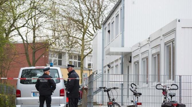 Polizeikräfte sperren in Hamburg-Wilhemsburg eine Schule ab. Bei einer Messerstecherei ist ein Jugendlicher ums Leben gekomme