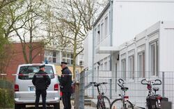 Polizeikräfte sperren in Hamburg-Wilhemsburg eine Schule ab. Bei einer Messerstecherei ist ein Jugendlicher ums Leben gekomme