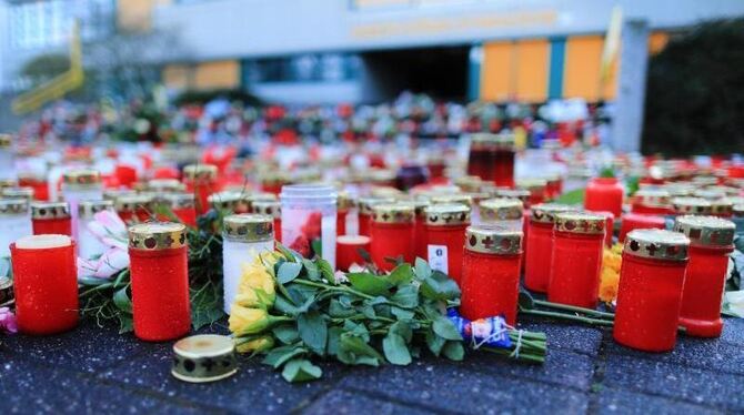 Zahlreiche Kerzen und Blumen wurden in Gedenken an die Opfer des Germanwings-Absturzes niedergelegt: Lufthansa zahlt nun die