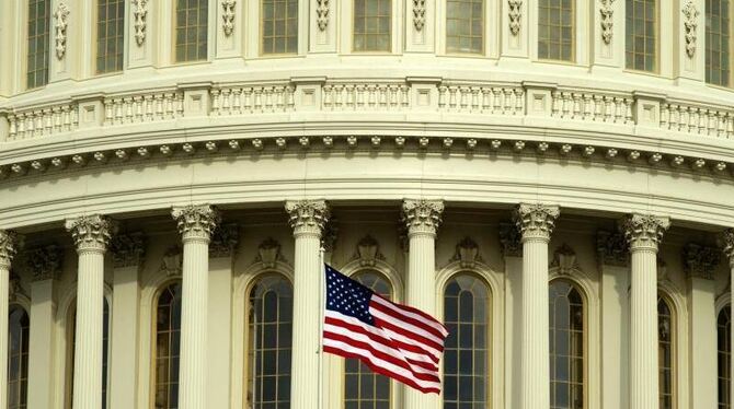 Die US-Fahne vor dem Capitol in Washington. Der Atom-Deal mit Teheran ist in der amerikanischen Politik durchaus umstritten.