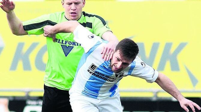 Bekämpfen sich auch heute im Freiberger Wasenstadion: Der Reutlinger Pierre Eiberger (links) und der Freiberger Torjäger Hakan K