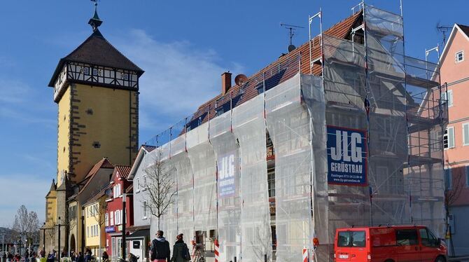 Die Außenfassade der Gaststätte Tübinger Tor wird saniert. Das Sgraffito von Anton Geiselhart bleibt unberührt. FOTO: NIETHAMMER