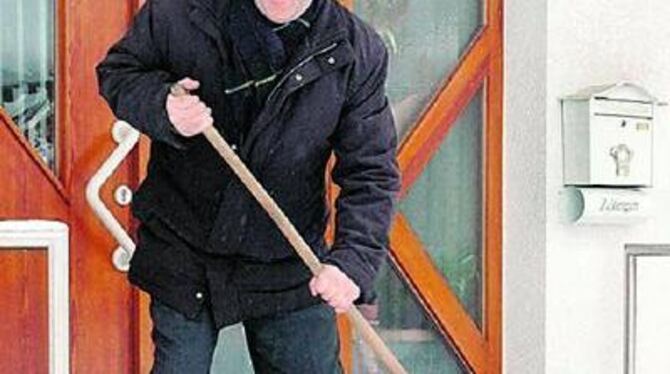 Hier kehrt der Chef: Der Mössinger Ordnungsamtsleiter Kurt Räuchle ist zuzeit dreimal täglich beim Räum-Sport. Vorbild muss sein.
GEA-FOTO: MEYER Hier kehrt der Chef: Der Mössinger Ordnungsamtsleiter Kurt Räuchle ist zuzeit dreimal täglich beim Räum-Sport. Vorbild muss sein.
GEA-FOTO: MEYER