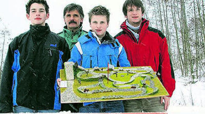 So soll es einmal hinter der Schranke der Gomaringer Erddeponie aussehen: ein Bike-Park, den Friedrich Schuhmacher sowie Dieter, Timo und Tobias Brenzel (von links) schon mal im Kleinen modelliert haben. 
GEA-FOTO: PP