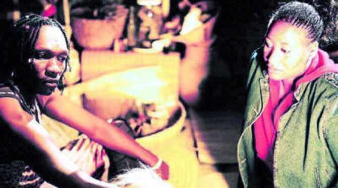 Sozialkritik auch im Siegerfilm: Szene aus »U-Carmen eKhayelitsha« mit Joel Mthethwa und Pauline Malefane als Carmen.
FOTO: VERLEIH Sozialkritik auch im Siegerfilm: Szene aus »U-Carmen eKhayelitsha« mit Joel Mthethwa und Pauline Malefane als Carmen.
FOTO: VERLEIH