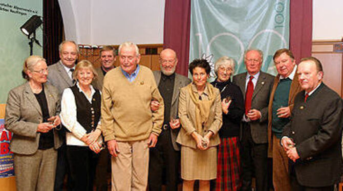 Dr. Alexander Kirn (fünfter von links) im Kreise der Mitglieder, die am Samstag ihr 50-Jähriges feierten.
FOTO: BAIER