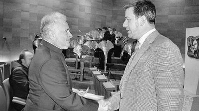 Geste des Miteinanders: Dettingens Bürgermeister Michael Hillert (rechts) und Bruderschaft-Prior Wolfgang Friedrich Rudolph in der neuen Christ-König-Kirche.
FOTO:  SANDER