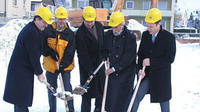 Symbolischer Kraftakt: Architekt Dr. Carlo Prina, Berthold Buck, Walter Veit, Thomas Seyfarth und Wilhelm Zumbruch (von links) beginnen offiziell mit dem Bau des Seniorenheims in der Metzinger Siemensstraße.
GEA-FOTO: RAL