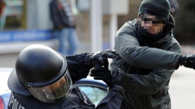 Ein gewalttätiger Demonstrant schlägt einen Polizeibeamten nieder. Zuletzt hatte es Mitte März in Frankfurt Angriffe auf Poli