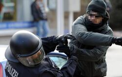 Ein gewalttätiger Demonstrant schlägt einen Polizeibeamten nieder. Zuletzt hatte es Mitte März in Frankfurt Angriffe auf Poli