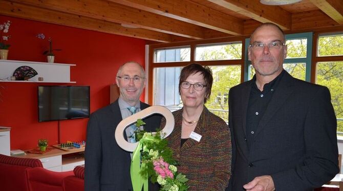 Glückliche Gesichter bei der Schlüsselübergabe (von links): Dienststellenleiterin Margrit Vollmer-Herrmann, Architekt Albert List, Hausleiterin Christine Klein, Frank Wößner, Vorstandsvorsitzender der Samariterstiftung, und Pfullingens Bürgermeister Michael Schrenk in einer der neuen Wohnküchen. GEA-FOTO: SAUTTER