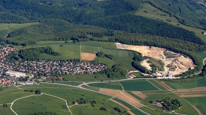Ein Dreivierteljahr nach der Einigung zwischen Gemeinde, Bürgerinitiative und Schotterwerk beklagen sich die Anwohner des Genkinger Steinbruchs wieder.  ARCHIVFOTO: GROHE