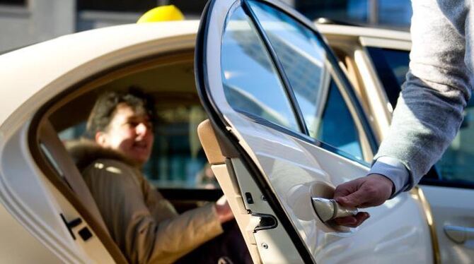 So zuvorkommend, wie es öfter sein dürfte: Ein Taxifahrer öffnet einem Fahrgast die Tür. Foto: Inga Kjer