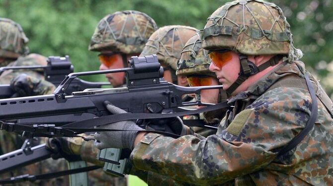 Archivbild: Soldaten trainieren mit dem vollautomatischen Infanteriegewehr G36. Foto: Martin Schutt/dpa