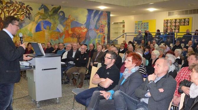 Bürgermeister Siegmund Ganser informiert die Hülbener Bürger über das genossenschaftliche Dorfladen-Projekt. FOTO: MAR