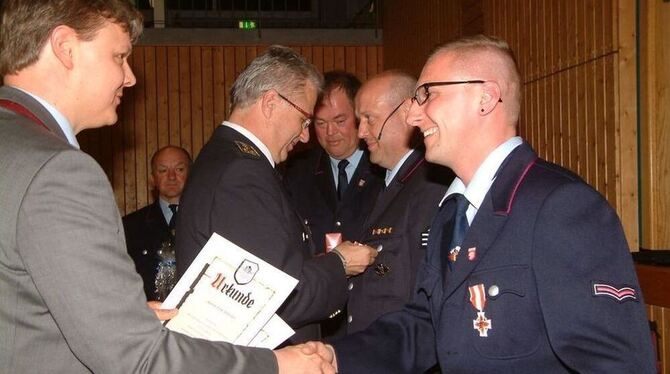 Bürgermeister Peter Nußbaum (links) gratuliert Dirk Böttcher (rechts), dahinter ehrt Harald Herrmann (Mitte) den Lichtensteiner