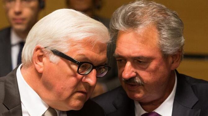 Außenminister Steinmeier (l) und sein luxemburgischer Amtskollege Asselborn sprechen auf dem Krisentreffen der EU-Außen- und