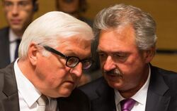 Außenminister Steinmeier (l) und sein luxemburgischer Amtskollege Asselborn sprechen auf dem Krisentreffen der EU-Außen- und 